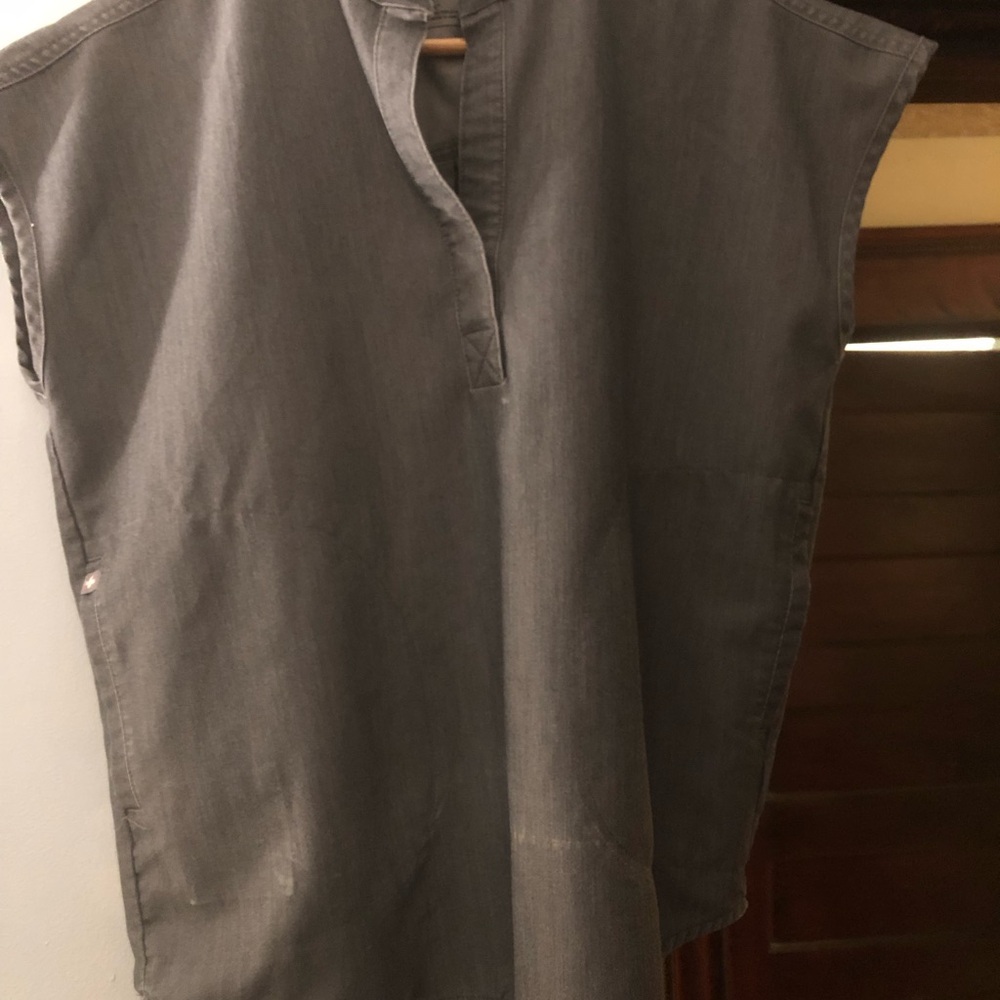 Figs womens Gray Sleeveless Split-Neck Tunic Top